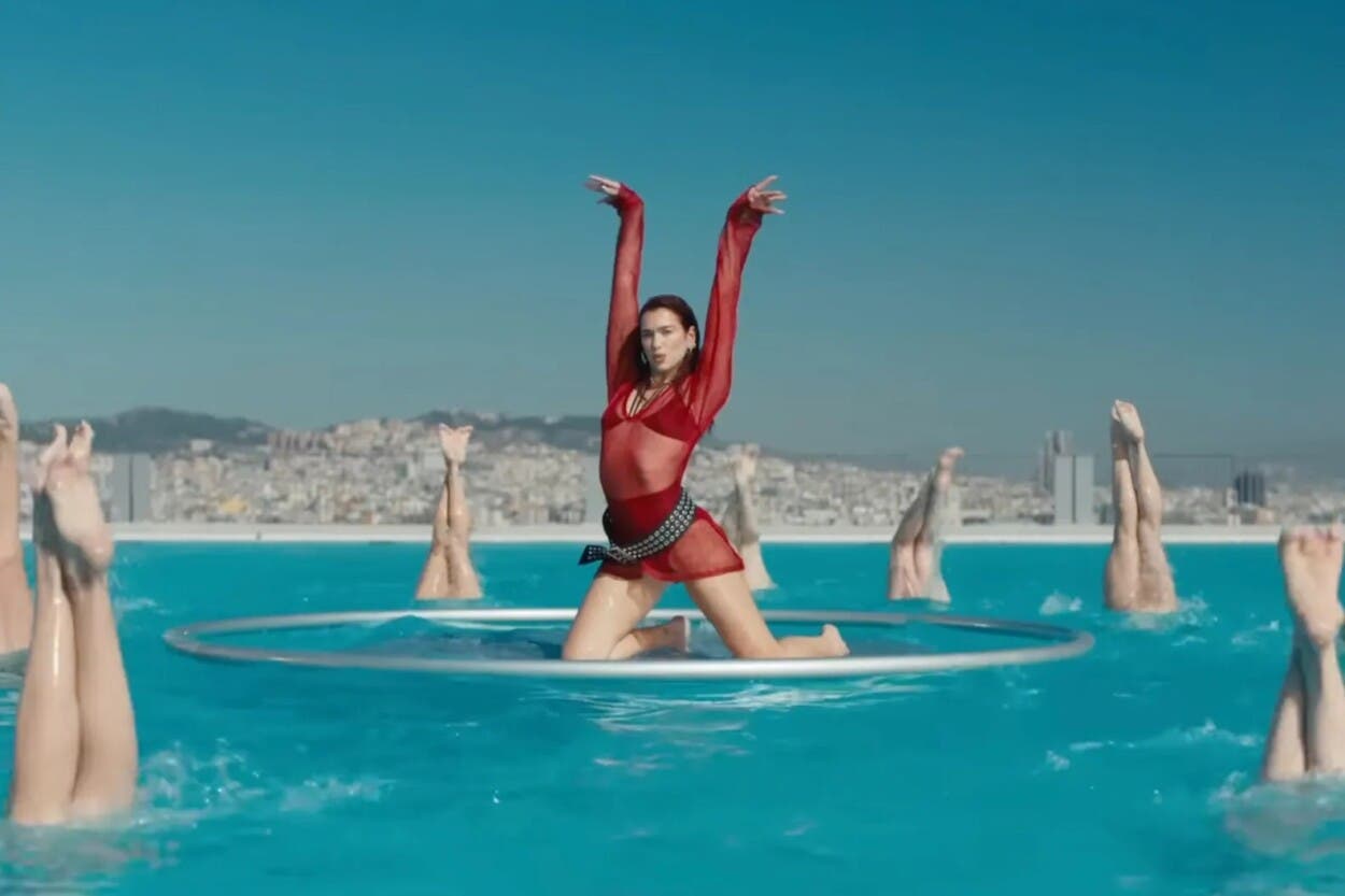 Dua Lipa rinde homenaje a Kylie Minogue con vídeo en piscinas de Barcelona  | Dominicana Al Día